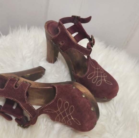 Micheal Kors Burgundy Wooden Block Heels Strappy Velvety Sandals. Size 7M🌴✌️ - Picture 8 of 9